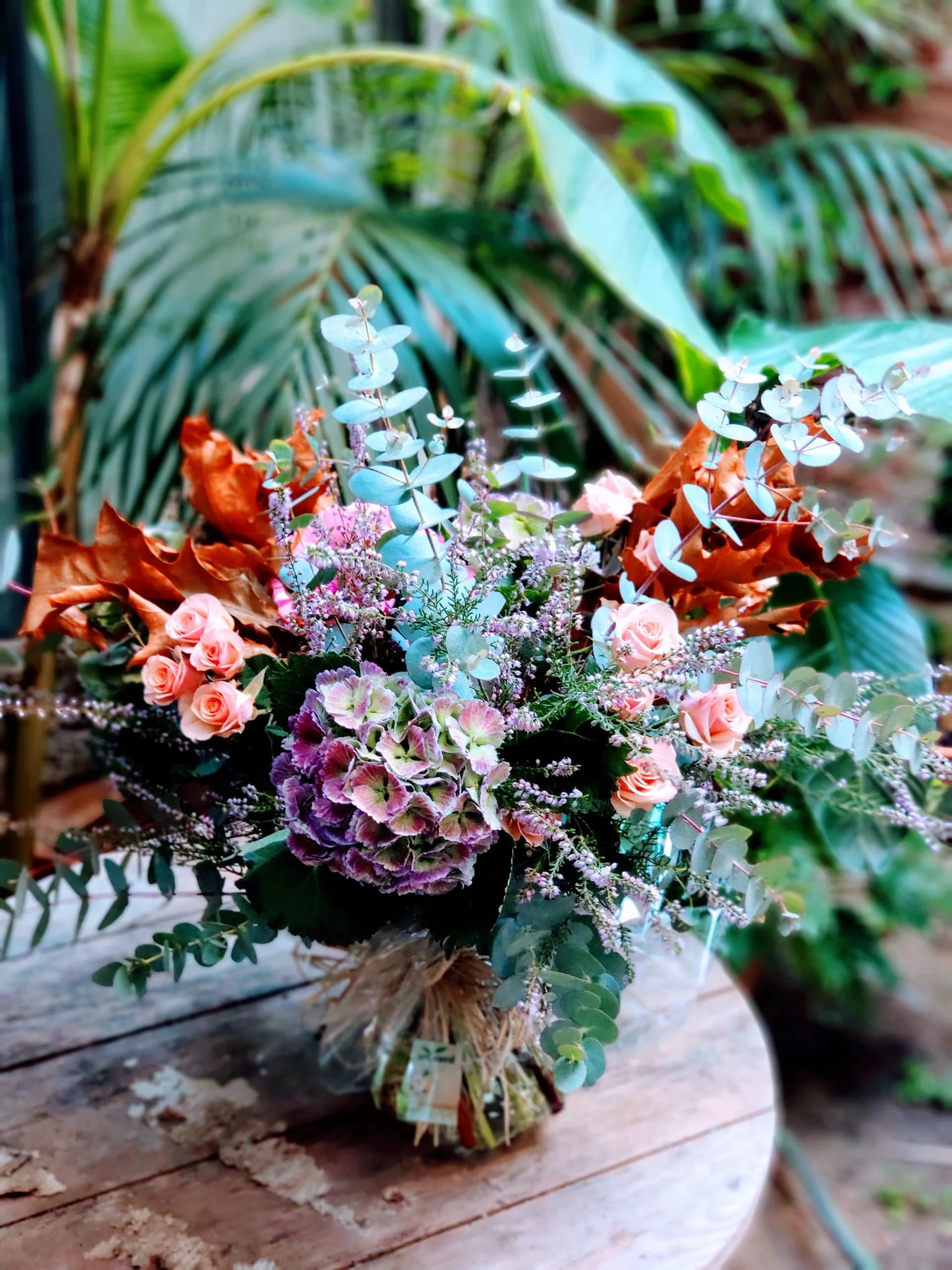 Interior de la tienda Artverd con flores y decoración