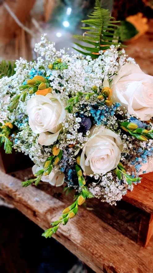 Flores decorando un pastel nupcial